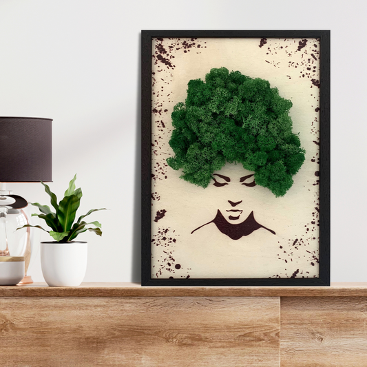 Stenska umetnost iz zelenega mahu "Ženski obraz" na leseni podlagi