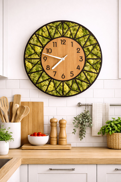 Dekorative Wanduhr mit konserviertem grünem Moos und geometrischem Metalldesign. Jetzt im WDSLO-Shop erhältlich.
